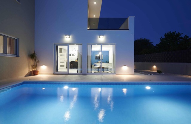 Royal blue house is new modern villa 5 min from the beach!