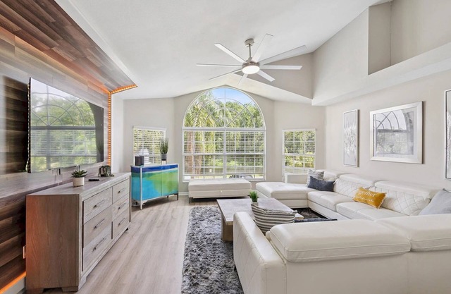 Royal Palm - Three Bedroom Apartment, Sleeps 11