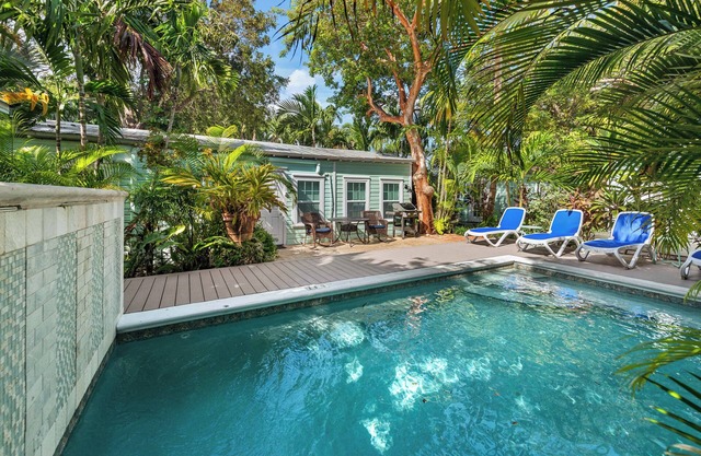 ROYAL POINCIANA COTTAGE - Quaint Old Town location