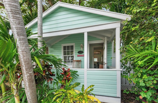 ~ROYAL POINCIANA COTTAGE~ Come and indulge yourself in some KW sunshine!