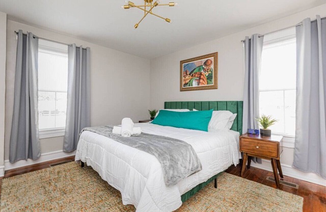 Royal Respite: Green Kings & Grey Queens Hideaway!