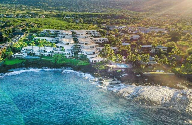 Royal Sea Cliff Family Resort, 2 OV Pools, Large Lanai, workspace, Ali'i Drive!