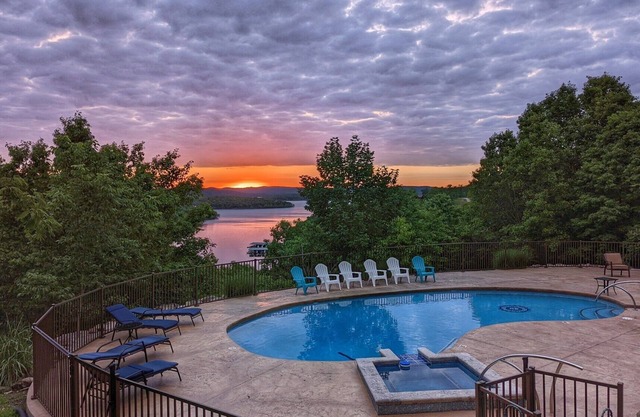 Royal View your holiday escape on Table Rock Lake near Branson Attractions.