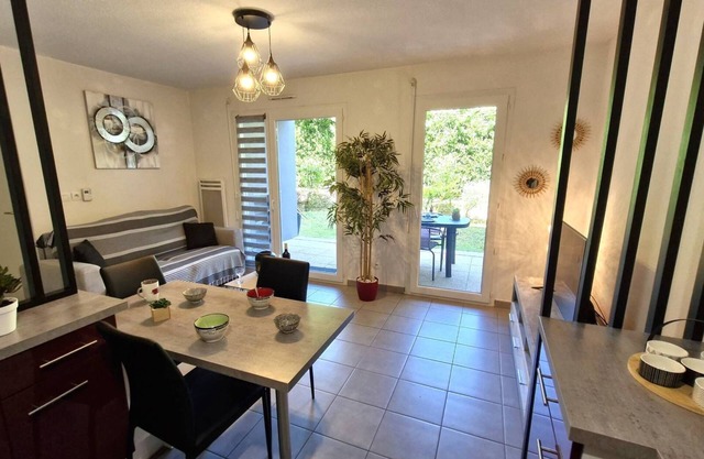 Royan - ELEGANTLY FURNISHED GROUND FLOOR APARTMENT - private garden