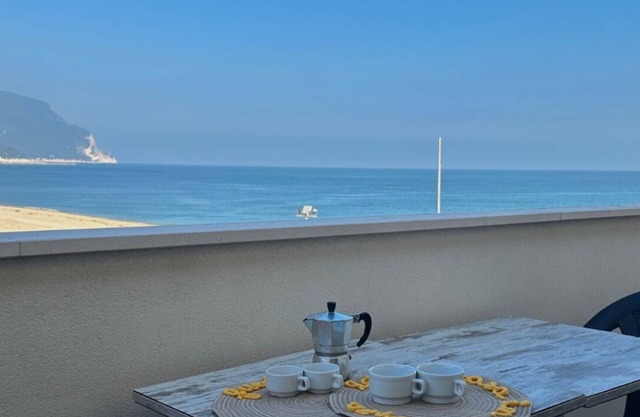 RS322 - Marcelli, seafront two-room apartment with beach included