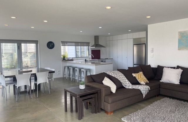 Ruakaka Holiday Home Walk to Beach