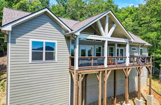 Rudge's Retreat, AMAZING views! 3 bedroom house in Hayesville with Starlink WiFi