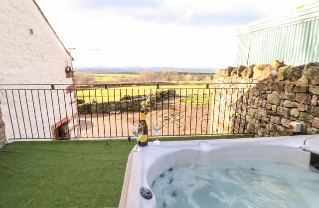 RUM BUSH COTTAGE, pet friendly, character holiday cottage in Dufton