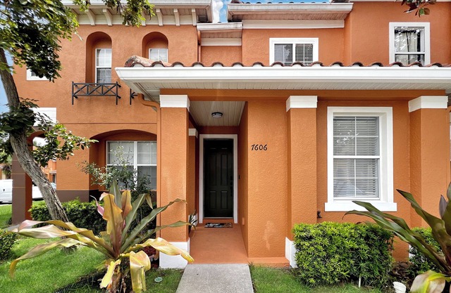 Rumi Vacation Stays- Just 2 miles from Disney .