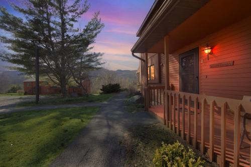Rumor 39O - Upgraded Townhome with Woodsy Views