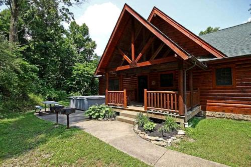 Rural Cabin with Spa Nestled into the Woods in Ohio