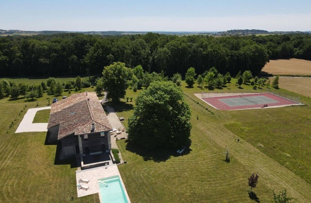 Rural house with pool, private tennis and WIFI
