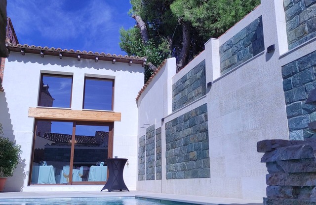 Rural house with swimming pool-jacuzzi "La Encomienda de Oreja".