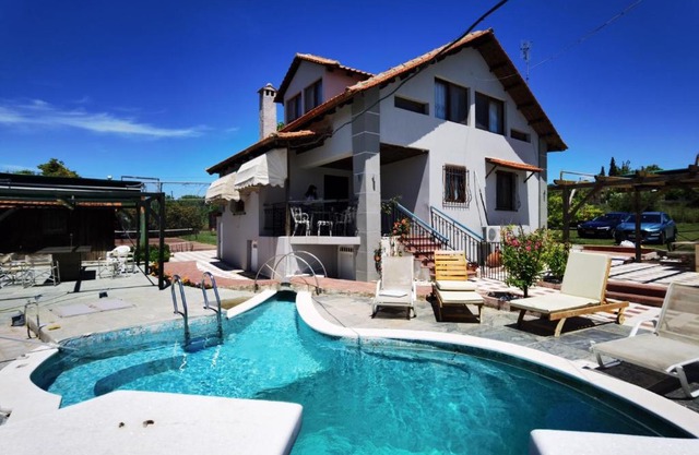Rural villa Private pool, BBQ, court ,20' airport
