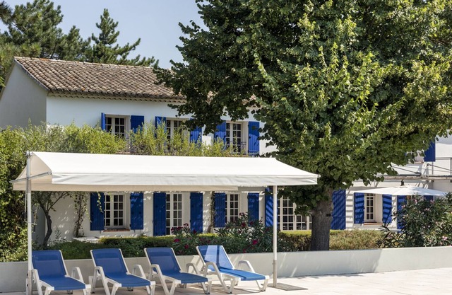 Rurally located, luxury Mas in Provence with spacious garden (3 ha) and swimming pool