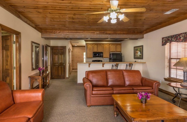 Rustic 1 Bdrm. Villa off the heart of the strip, minutes from FUN and MUSIC.