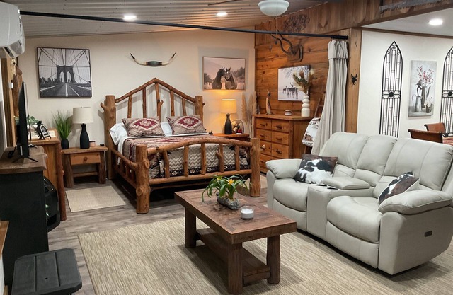 Rustic and cozy 2 bedroom apartment in charming Lucedale Ms, with WiFi,AC