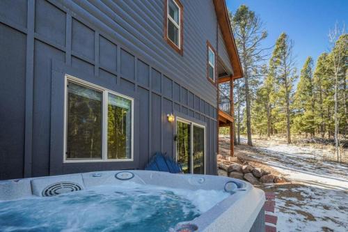Rustic cabin charm w/hot tub, arcade basketball