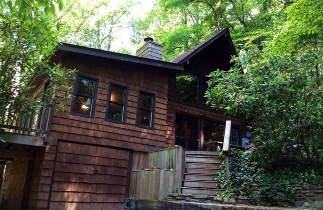Rustic Cabin In Asheville Forest-15 Minutes From Downtown AVL, yet worlds away!