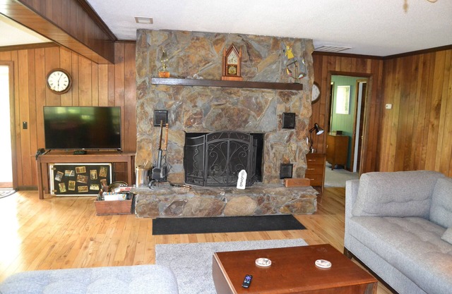 Rustic Charm 4-bedroom spacious Cabin with Big Smokey Mountain VIEW!