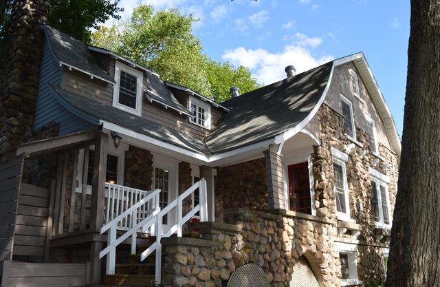 Rustic Charm By Beautiful Lake Muskoka