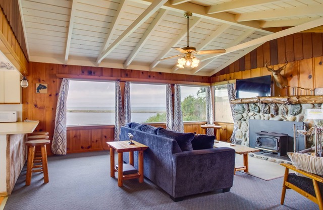 Rustic Coastal Smith River Cottage w/Ocean Views!