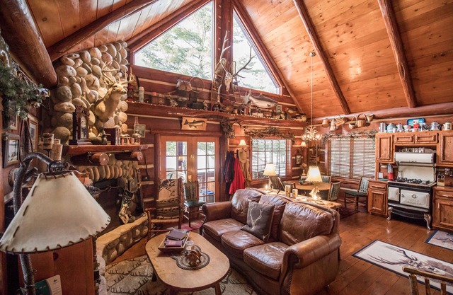 Rustic, Cozy, Northwoods Cabin steps away from Round Lake on Richardson Bay!
