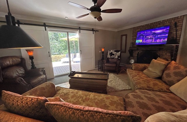 Rustic Luxe 4BR 2.5 Bath 1.5 Acres, in Heart of Brighton – Entire Spacious Home