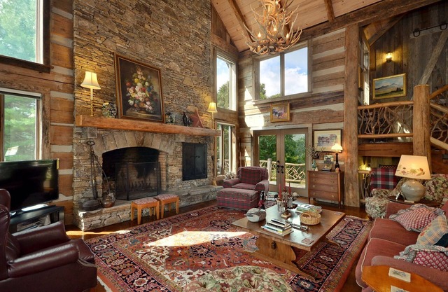 Rustic Mtn. Elegance with Views located Btwn Highlands-Cashiers-Lake Glenville!