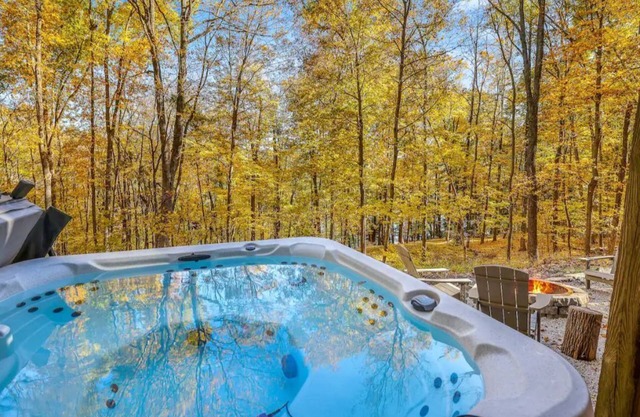 Rustic Private Cabin Outdoor Hot tub w/Lake View