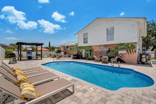 Rustic Retreat~Heated Pool~Hot Tub~3 Kings~Playset~Firepit~14 Bed