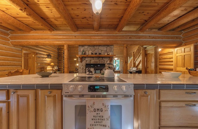 Rustic Ridge - Large Log Cabin, Great outdoor space, hot tub, trails
