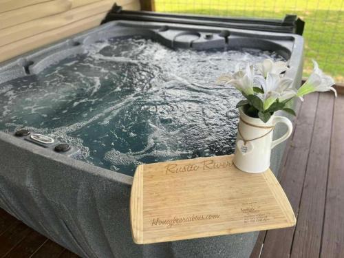 Rustic River Lodge by HoneyBearCabins 7BR 6BA sleeps 21