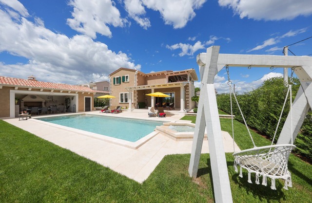 Rustic Villa Jakob with pool in Tinjan