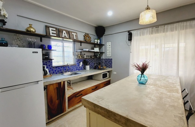 Rusty Blue Cottage | Near Airport: A/C, Kitchen, WiFi, Netflix & Gated Parking