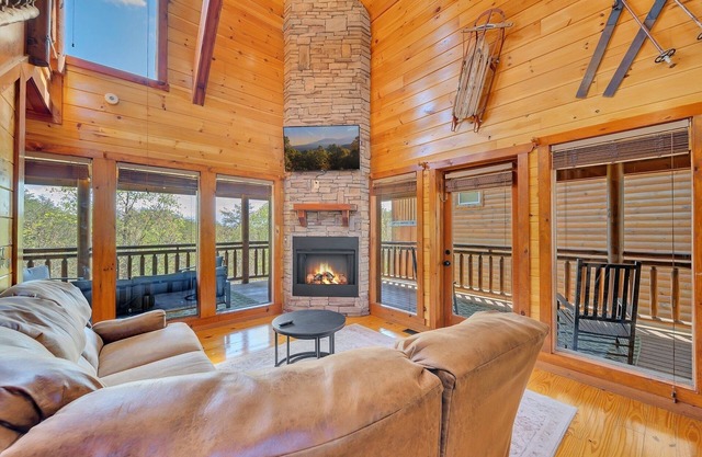 Ryder's View - Spacious 1 bedroom with GameRoom and Mountain Views! 1 Cabin by RedAwning