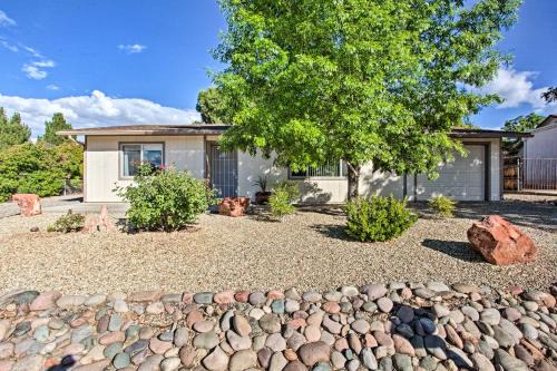 S Cottonwood Home with Yard, 3 Mi to Main St