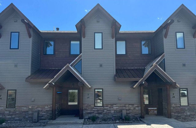Saddle Ridge Ski-In/Out Chalet! Private Hot Tub, Grill, 7 min Drive to Resort!