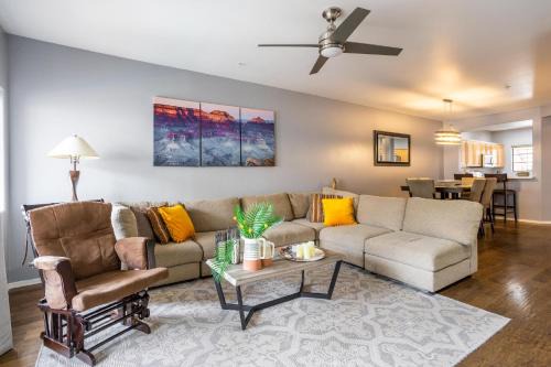 Saguaro Sunrise -Luxe Condo with Balcony & Pool