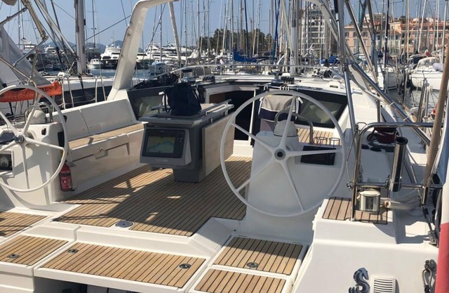 Sailboat in the heart of Cannes - L'Uhaina