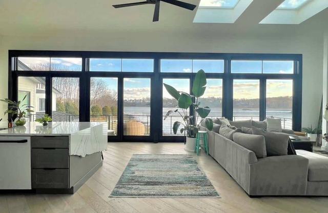 Salem Waterfront Couples Retreat - 1 mi Downtown!