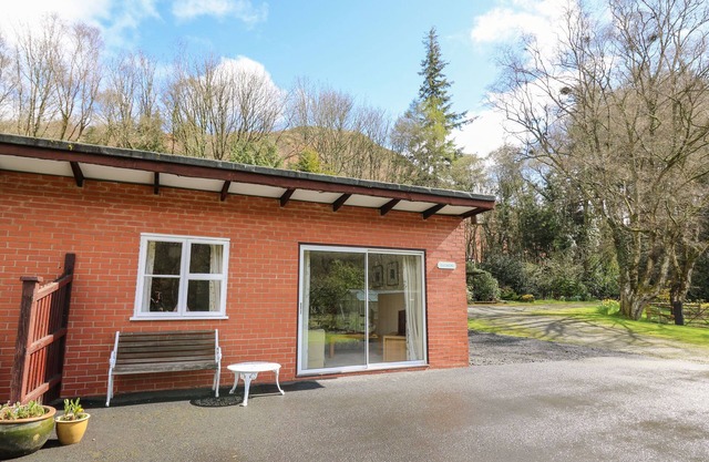 SALMON COTTAGE, family friendly, with a garden in Llanwrthwl