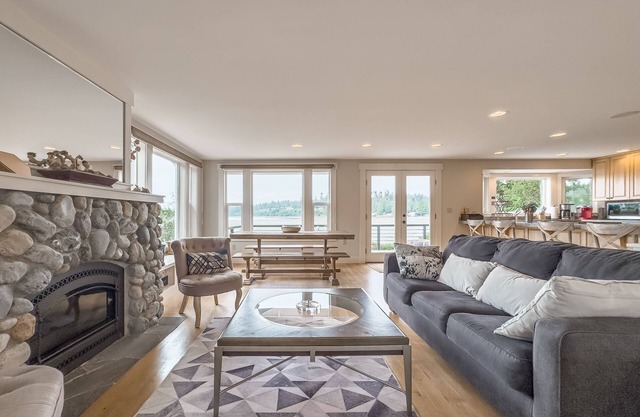 Saltwater Estate - waterfront with private beach & walk to ferry