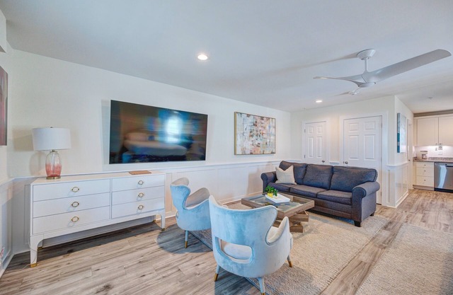 Saltwater Suites, 201 King Pet Friendly 2nd Floor
