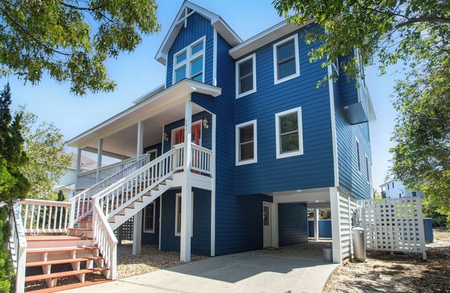 Salty Breeze ~ Walk to Beach ~ Pool ~ Hot Tub ~ EV ~ 8-10 min walk to beach