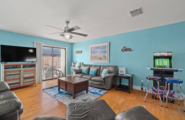 SALTY BREEZES, 5 MIN WALK FROM BEACH with POOL