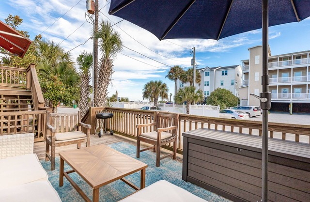 Salty Shack #B - Across from the Beach - Central Location