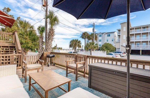 Salty Shack Unit B - Salty Shack - Dog Friendly Home - Across from the Beach - Central Location!