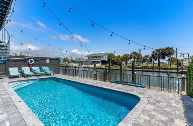 "Salty Sue" New Listing! Luxury Waterfront Home, Pool, Boat Dock