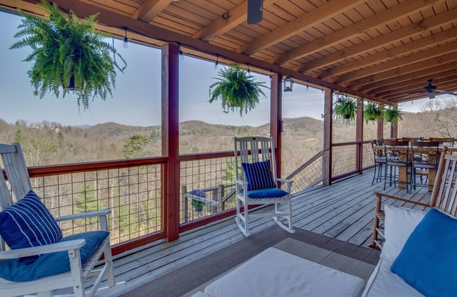 Saluda Cabin Retreat w/ Stunning Mountain Views!